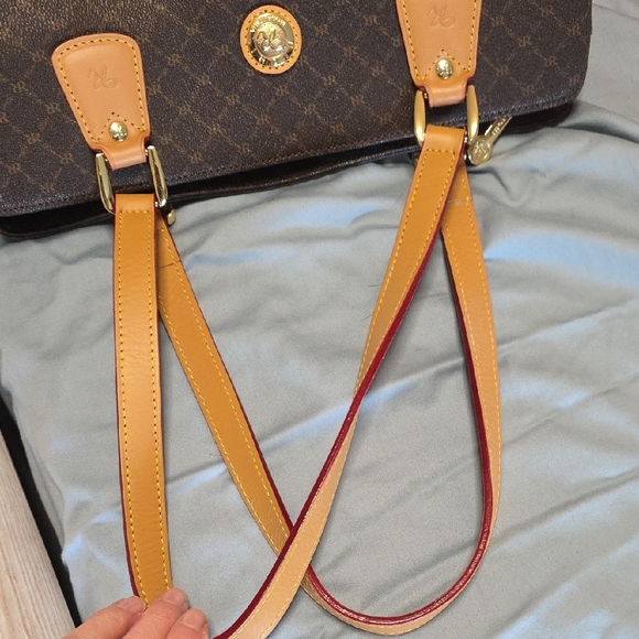 Rioni Signature East-West Shoulder Bag - Picture 13 of 16